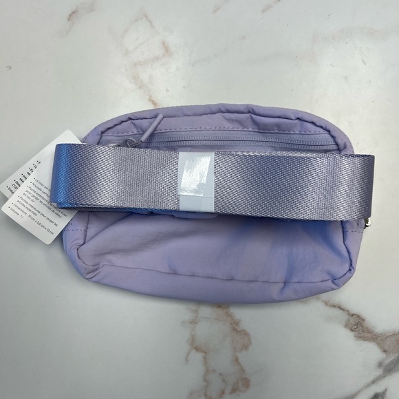 💜🍋 Lululemon 🍋💜 Everywhere Belt Bag Lavender Fog - Picture 5 of 11